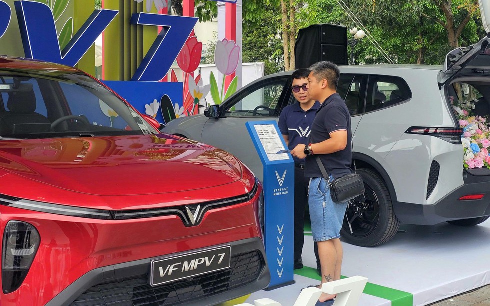 Khách hàng lái thử VF MPV 7: Xe chở đủ 7 người mà tăng tốc cực nhẹ, êm ái hơn hẳn xe xăng