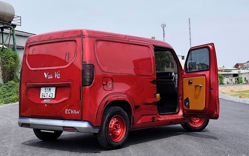Mua VinFast EC Van dù đã có cả dàn xe chở hàng, chủ xưởng tại TP.HCM giải thích bài toán chi phí