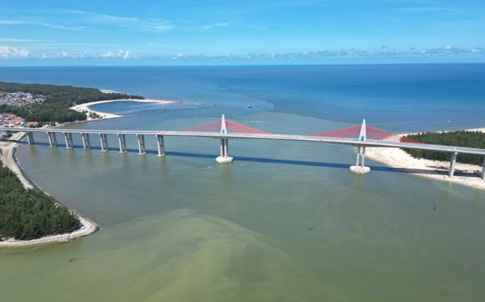 Chỉ vài tháng nữa, chính thức vận hành cầu dây văng vượt biển dài nhất miền Trung, kết thúc hơn 100 năm di chuyển bằng đò của người dân đôi bờ