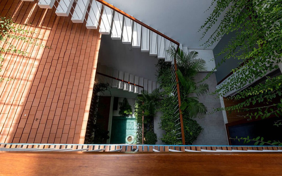 Căn biệt thự 8 tầng phong cách Tropical Modernism xanh mát giữa phố biển Nha Trang