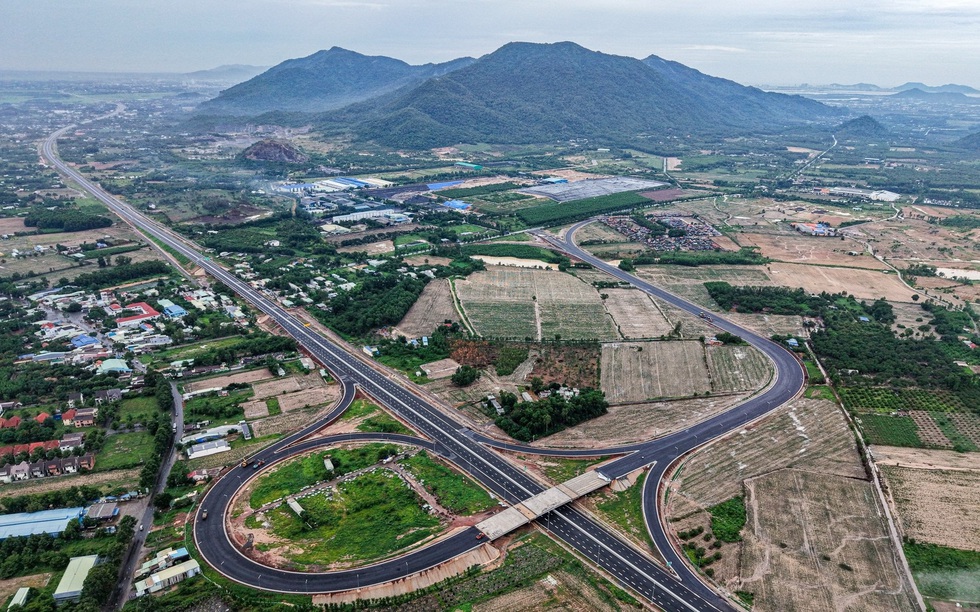 Cao tốc gần 18.000 tỷ kết nối 2 tỉnh thành giàu nhất Việt Nam lỡ hẹn thông xe