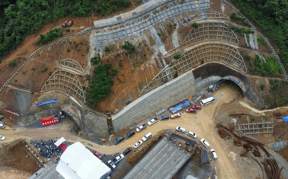 Hầm xuyên núi 2.100 tỷ có địa chất phức tạp nhất cao tốc Bắc - Nam đối diện khó khăn lớn