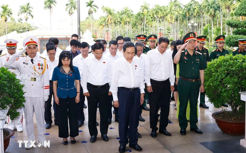 Chủ tịch Quốc hội dâng hương tại Di tích lịch sử quốc gia Ngã Ba Giồng