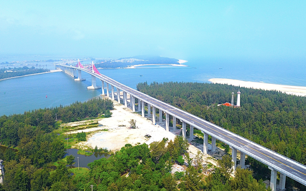 Chỉ 1 tháng nữa, cây cầu vượt biển dài nhất miền Trung chính thức thông xe, kết thúc hơn 100 năm di chuyển bằng đò của người dân đôi bờ