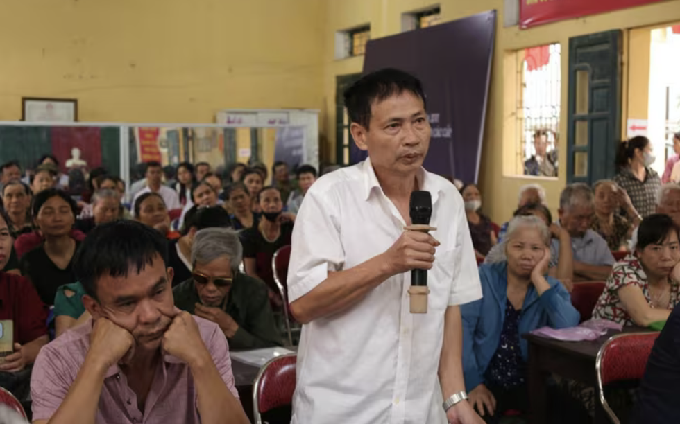 Người dân ngồi chật kín nhà văn hóa để nhận thông tin mức giá bồi thường tại siêu dự án 925.000 tỷ của Vingroup