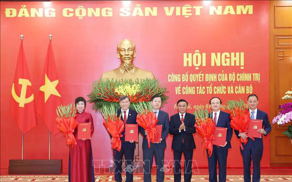 Hội nghị công bố Quyết định của Bộ Chính trị về công tác tổ chức và cán bộ của 5 cơ quan