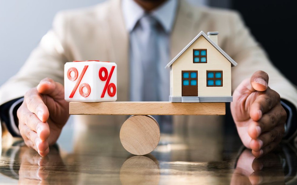 Lãi suất ngân hàng tăng: Nên gửi tiết kiệm lãi 10%/năm hay mua bất động sản cho thuê với lợi suất 3 - 4%/năm?