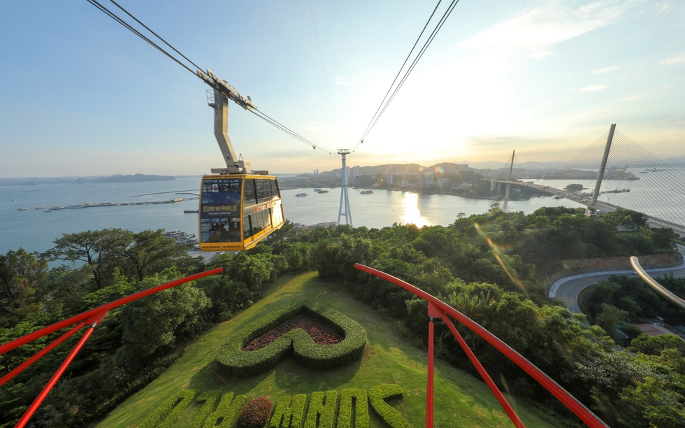 Khám phá Hạ Long dịp 30/4: Hành trình từ bình minh đến pháo hoa VUI-Fest