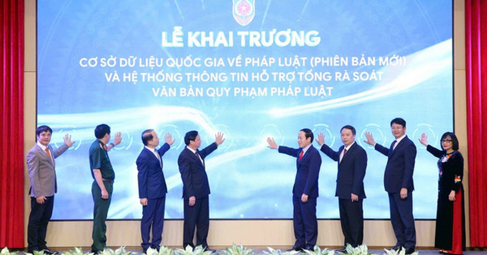 Phó Thủ tướng Lê Tiến Châu bấm nút Khai trương Cơ sở dữ liệu quốc gia về pháp luật (phiên bản mới)
