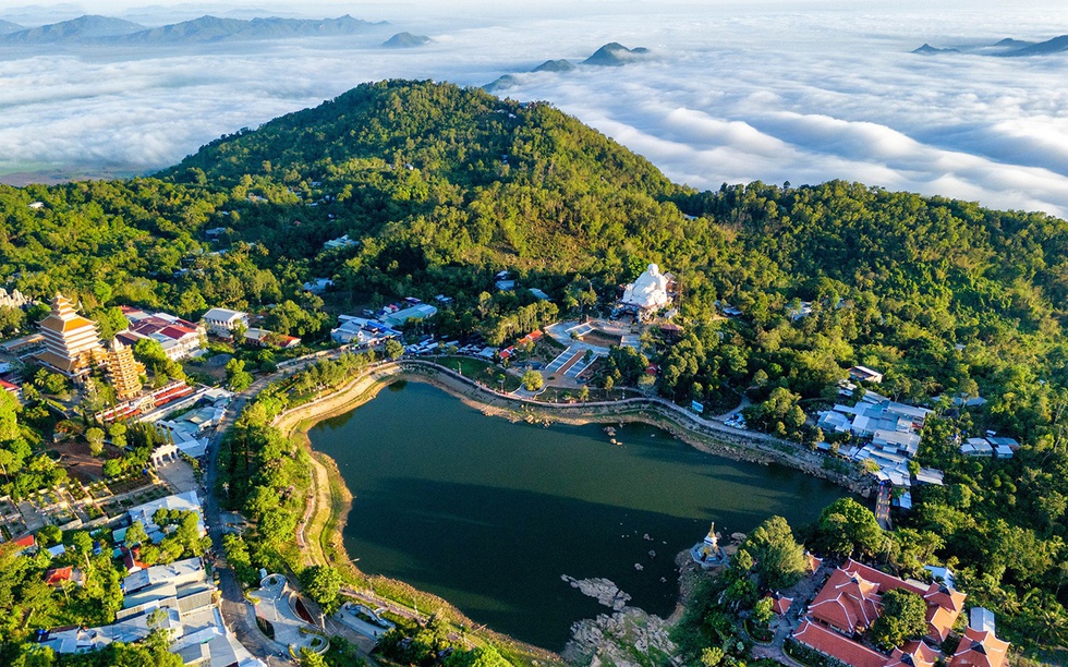 Việt Nam sẽ hình thành trung tâm du lịch nghỉ dưỡng sinh thái núi và hành hương, tọa lạc tại ‘nóc nhà miền Tây’