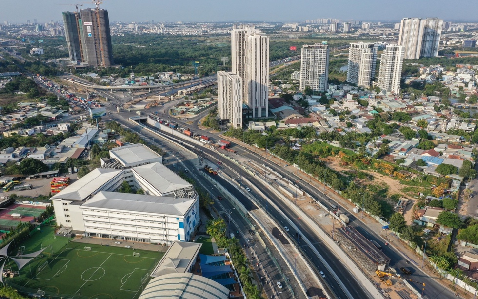 Chỉ vài ngày nữa, chính thức thông xe cầu vượt thuộc nút giao 3 tầng hiện đại nhất TP. HCM, giải cứu kẹt xe khu Đông