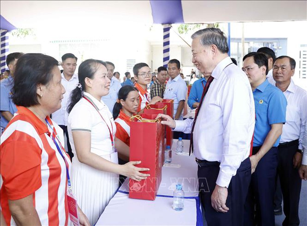 Tổng Bí thư, Chủ tịch nước Tô Lâm thăm, động viên công nhân, người lao động tại TP Hồ Chí Minh