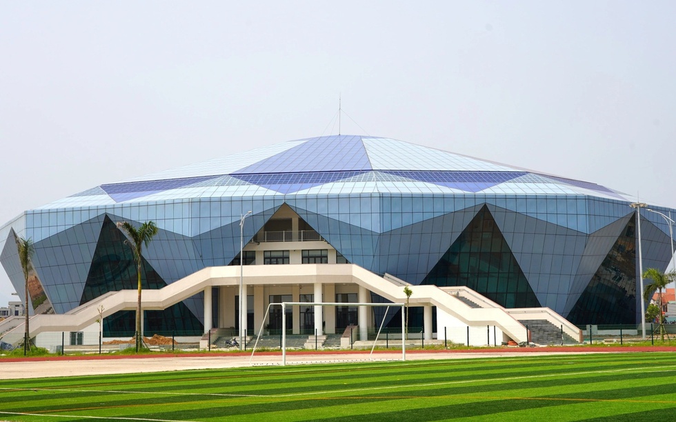 Sắp vận hành nhà thi đấu trăm tỷ có khả năng tiết kiệm năng lượng: Thiết kế viên kim cương, tọa lạc tại tỉnh hẹp nhất Việt Nam