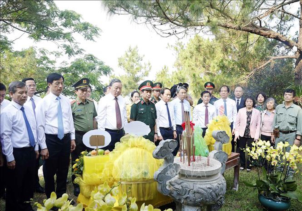 Tổng Bí thư, Chủ tịch nước dâng hương tưởng niệm Đại tướng Võ Nguyên Giáp