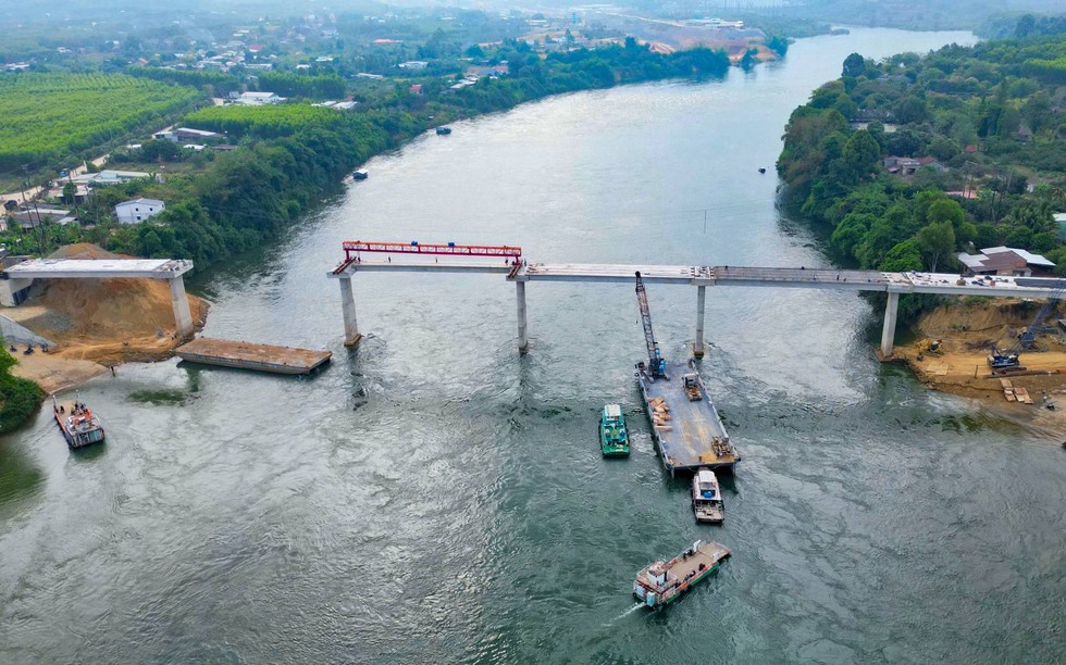 Ngày mai, chính thức hợp long cầu phục vụ thủy điện lớn nhất miền Nam, xóa bỏ bến phà đã hoạt động nhiều năm