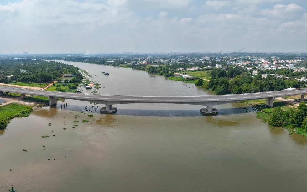 Tháng này, cây cầu trọng yếu 600 tỷ bắc qua dòng sông biểu tượng của TP. HCM sẽ chính thức thông xe