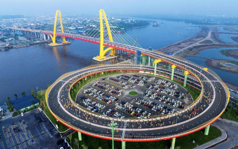 Cây cầu 2.300 tỷ kết nối đại đô thị 60.000 người của tỷ phú Phạm Nhật Vượng với trung tâm TP nhỏ nhất cả nước sở hữu kỷ lục chưa từng có trong lịch sử