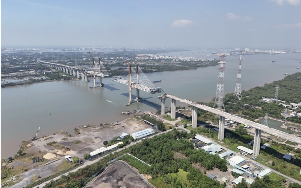 Chỉ 1 tháng nữa, chính thức hợp long cây cầu dây văng có tĩnh không cao nhất Việt Nam, nối thông miền Đông với miền Tây