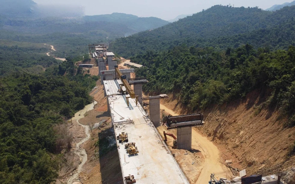 Sắp thông xe cao tốc kết nối ‘rừng - biển’ đầu tiên của Việt Nam với nhiều cây cầu và hầm xuyên núi