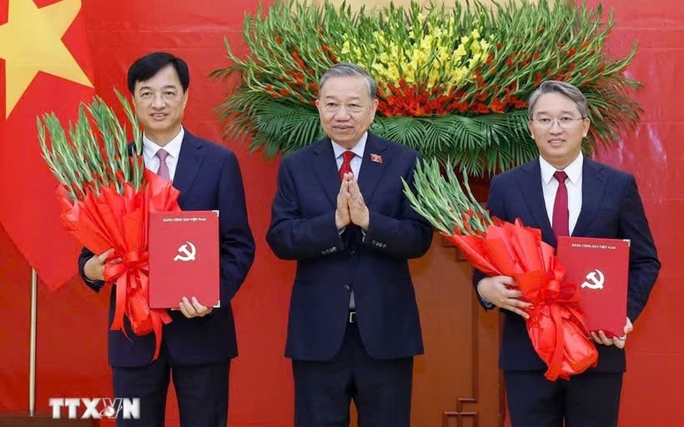 Trao quyết định bổ nhiệm Trưởng ban Tổ chức TW và Chánh Văn phòng TW Đảng