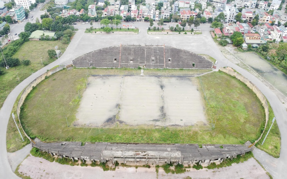 Hoang tàn khung cảnh sân vận động 10.000 chỗ ngồi bị bỏ hoang gần 20 năm