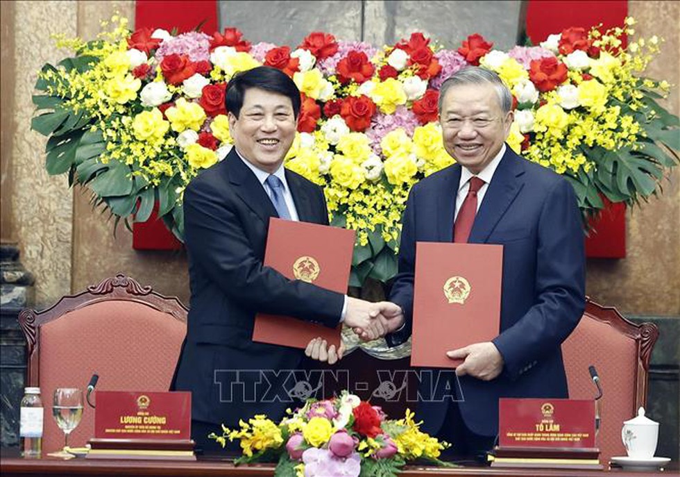 Bàn giao công tác giữa Tổng Bí thư, Chủ tịch nước Tô Lâm và nguyên Chủ tịch nước Lương Cường