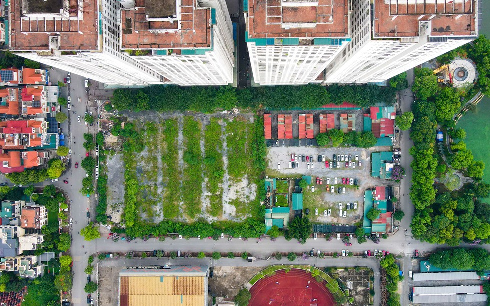 Đất xây trường học ở Linh Đàm lại thành bãi cỏ hoang sau gần 2 năm dẹp bãi xe không phép
