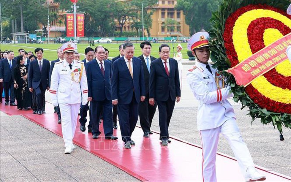 Kỷ niệm 136 năm Ngày sinh Chủ tịch Hồ Chí Minh: Lãnh đạo Đảng, Nhà nước vào Lăng viếng Bác