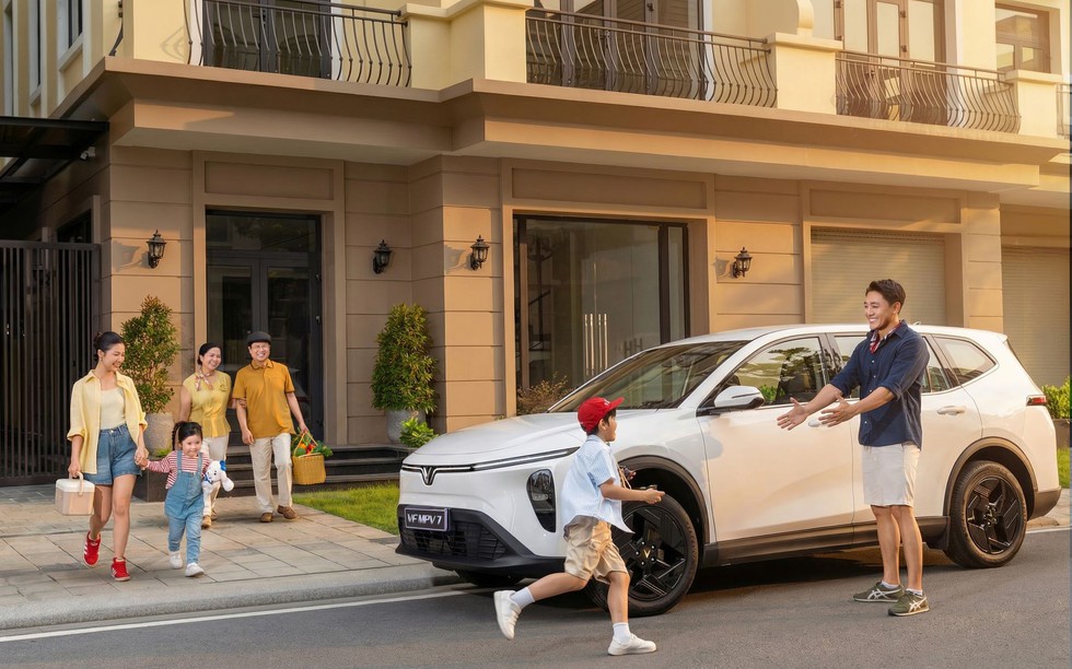 Gia đình ba thế hệ nhận xét về VinFast VF MPV 7: Rộng rãi, tiện nghi, ngồi hàng ghế thứ ba vẫn thoải mái