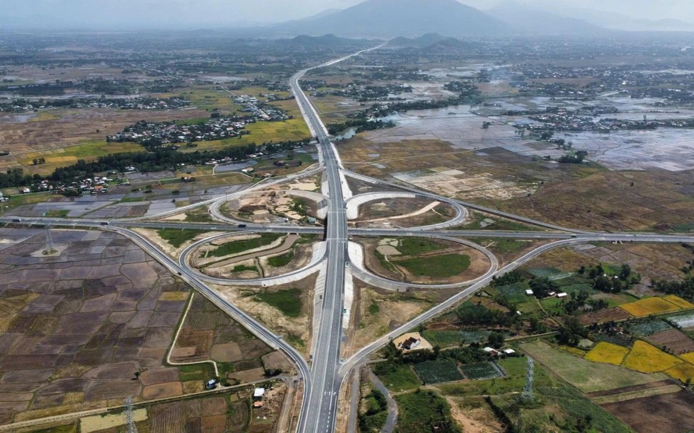 Sắp đưa vào vận hành 22km đầu của tuyến cao tốc ‘rừng - biển’ đầu tiên Việt Nam