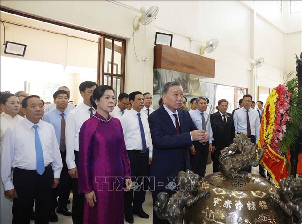 Tổng Bí thư, Chủ tịch nước Tô Lâm dâng hương tưởng niệm Chủ tịch Hồ Chí Minh tại Thái Lan
