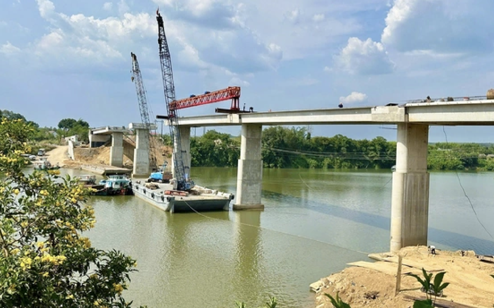 Chỉ vài tháng nữa, chính thức thông xe cầu phục vụ thủy điện lớn nhất miền Nam, góp phần xóa bỏ bến phà hoạt động nhiều năm