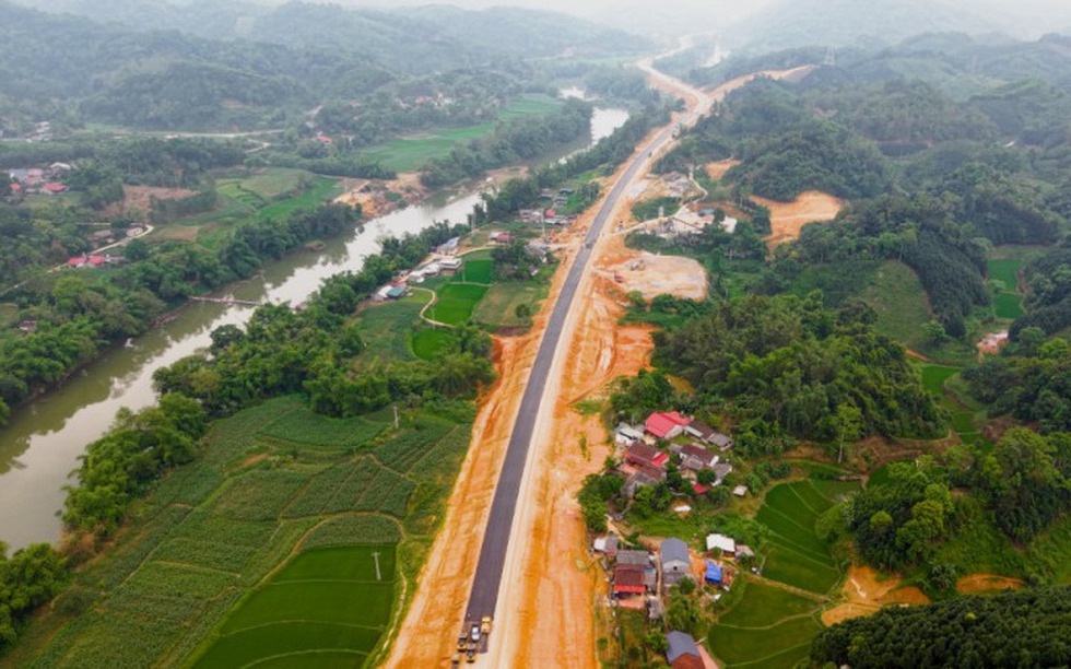 Trong tháng này, cao tốc gần 26.000 tỷ với 2 hầm xuyên núi và hơn 60 cây cầu sẽ đạt bước tiến quan trọng