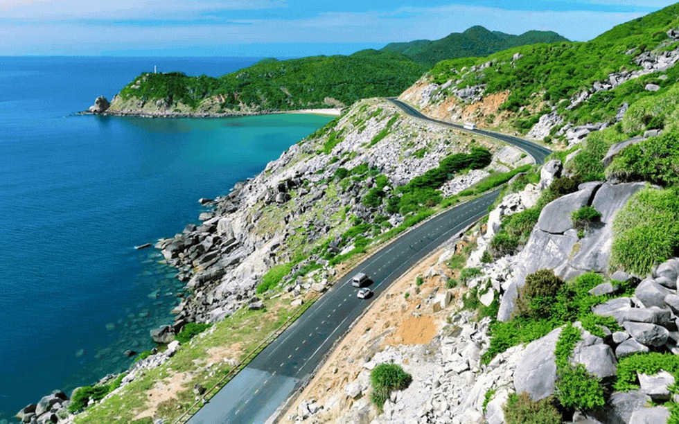 Cung đường ven biển đẹp nhất Việt Nam: Dài 30km, ôm trọn vịnh biển từng in dấu ‘tàu không số’ huyền thoại