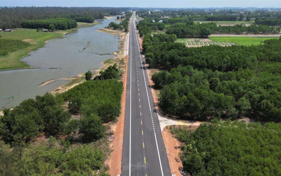 Việt Nam có cung đường biển đẹp như tranh xuyên qua nhiều vùng sinh thái: Dài 100km, đang nỗ lực ‘về đích’