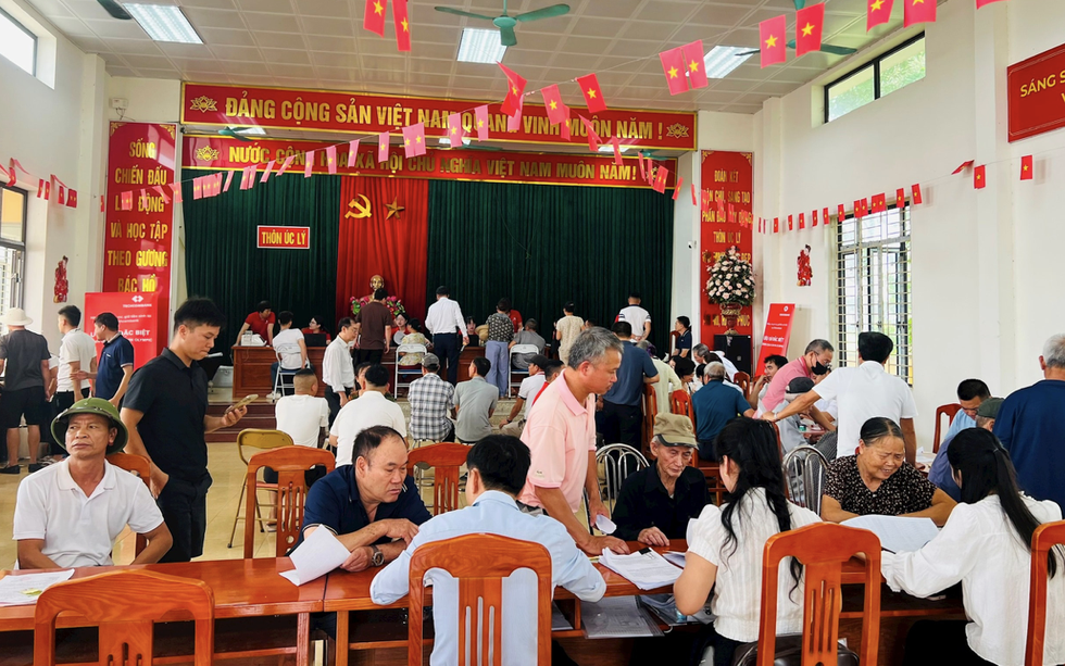 Hàng trăm hộ dân xếp hàng từ sáng sớm nhận tiền bồi thường tại đại dự án 925.000 tỷ của Vingroup
