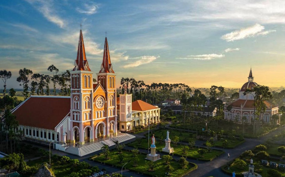 Miền Tây sở hữu một nhà thờ với kiến trúc Gothic Pháp hiếm thấy, tồn tại đã gần 140 năm