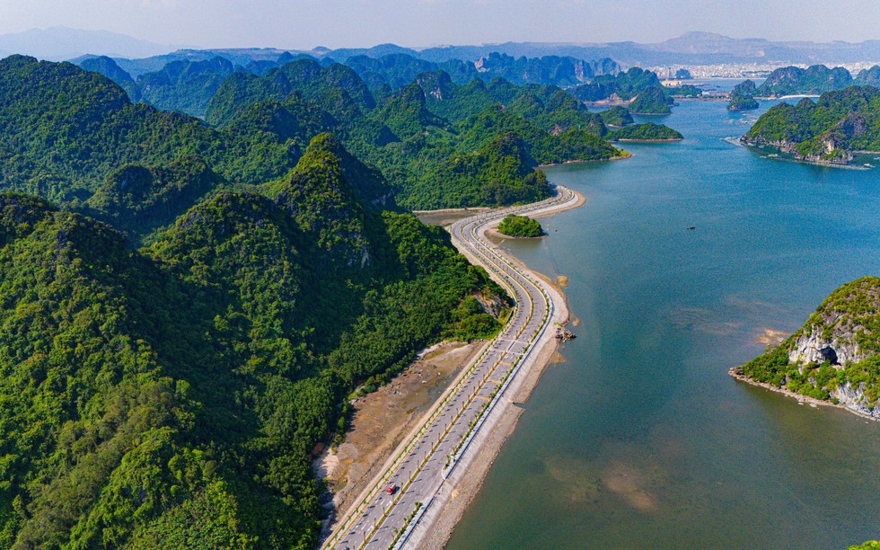 Tuyến đường ven biển đẹp nhất Việt Nam: Xuyên núi, ôm biển và kết nối 2 vịnh di sản