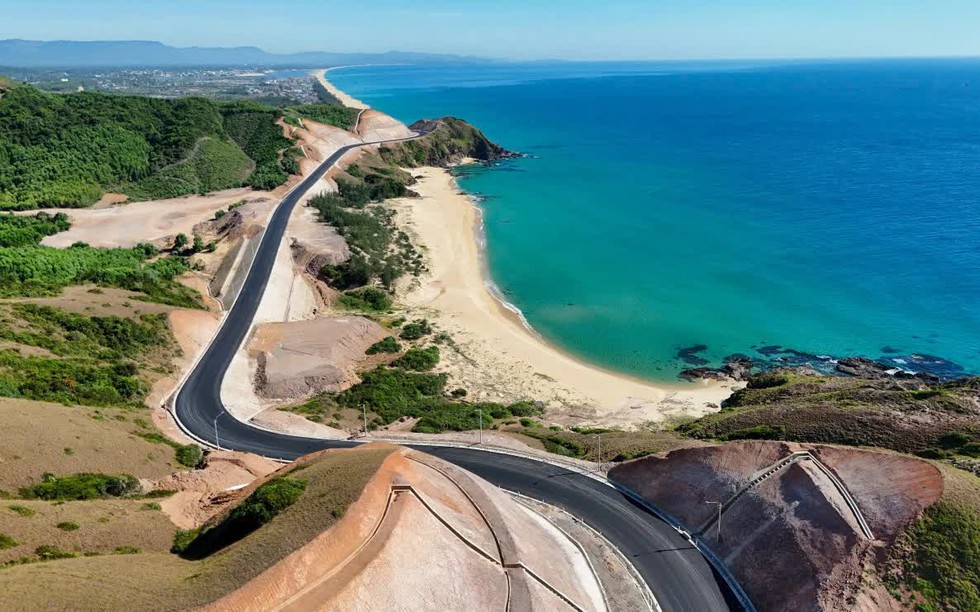 Cung đường biển đẹp bậc nhất miền Trung dần thành hình: Dài 115km, có đoạn đèo với cảnh quan núi - biển ấn tượng