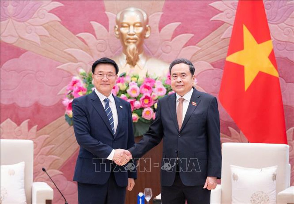 Chủ tịch Quốc hội Trần Thanh Mẫn tiếp Đoàn đại biểu Viện nghiên cứu kinh tế Kimhakmin E-roun