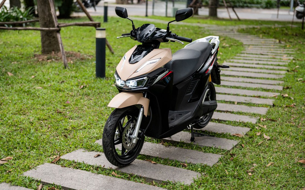 Chủ xe mê VinFast Viper vì “chất” thể thao, đổi pin nhanh, tiền nuôi xe nhẹ