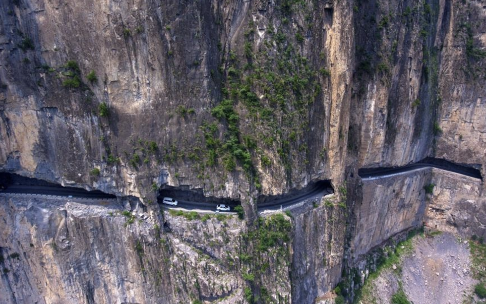 13 thanh niên đào bằng tay suốt 5 năm, hoàn thành đường hầm xuyên vách núi đá dựng đứng cao 1.700m tại Trung Quốc