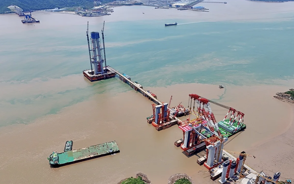 ‘Siêu cầu’ có trụ cao ngang toà nhà 100 tầng giữa biển khơi, tương lai lập kỷ lục thế giới