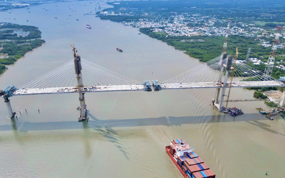 Chỉ vài tuần nữa, chính thức hợp long cây cầu dây văng có tĩnh không cao nhất Việt Nam