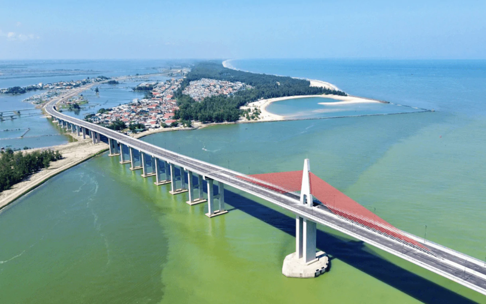 Chỉ vài tuần nữa, toàn bộ tuyến cầu vượt biển dài nhất miền Trung chính thức thông xe, kết thúc hơn 100 năm di chuyển bằng đò của người dân đôi bờ