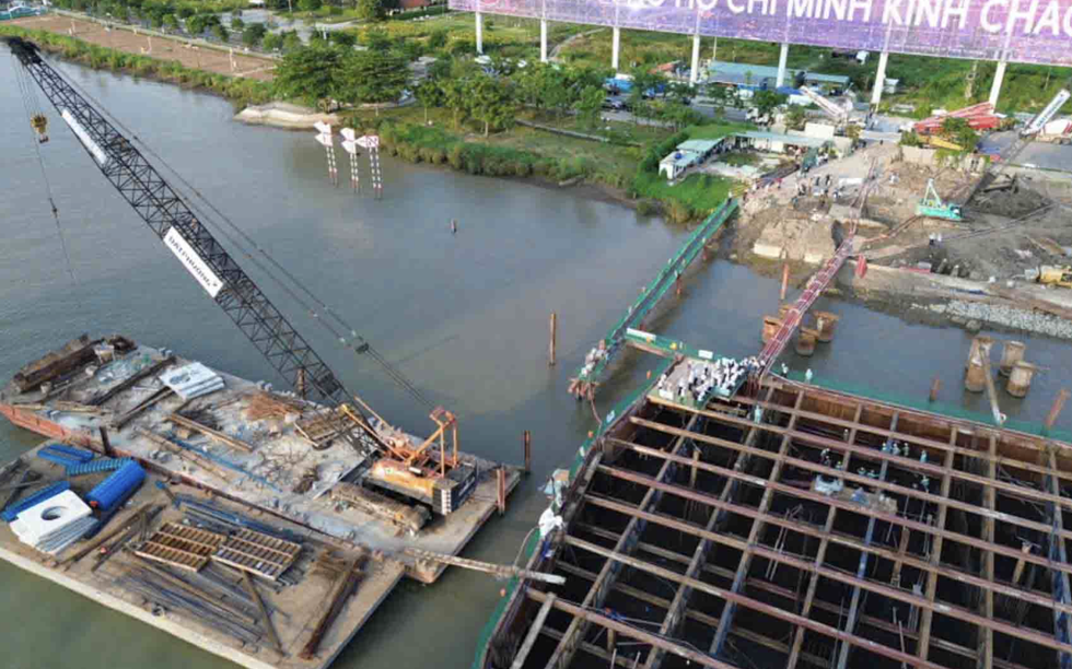Huy động 650 tấn thép, thực hiện mẻ đổ bê tông liên tục hơn 5.674m3 tại độ sâu 8m dưới lòng sông, Việt Nam hoàn thành hạng mục xây dựng lớn nhất cả nước