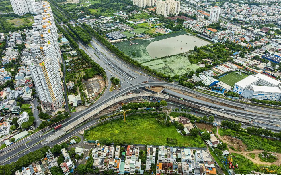 Chỉ 15 ngày nữa, một nhánh cầu vượt trên nút giao 3 tầng lớn nhất TP. HCM sẽ chính thức thông xe