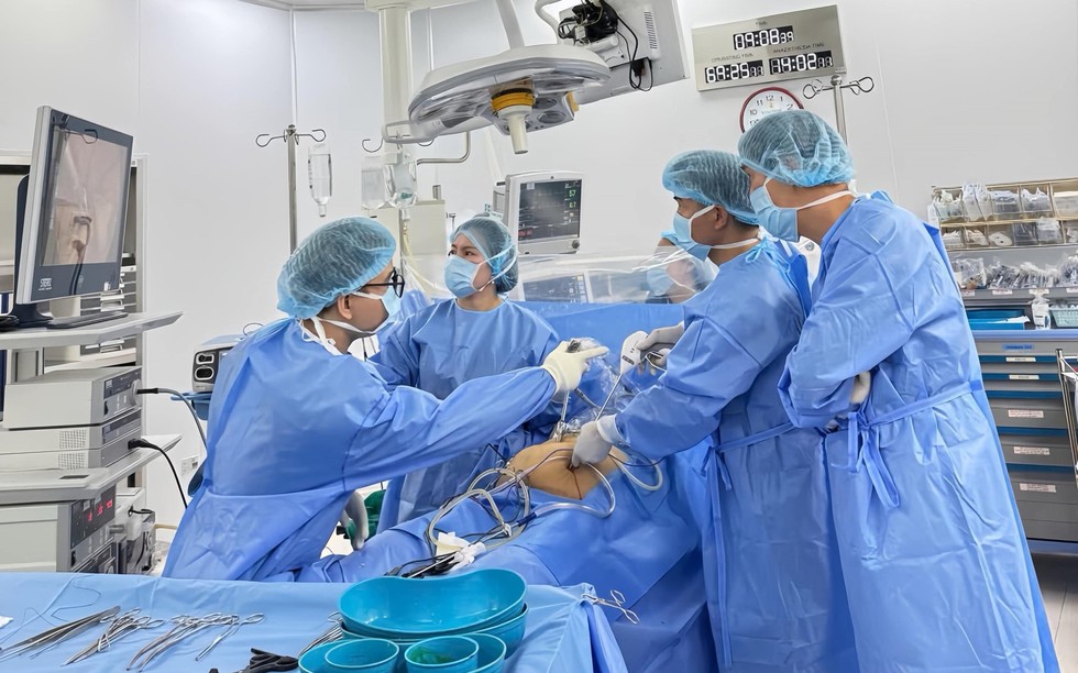 Vinmec Đà Nẵng mổ cấp cứu u buồng trứng khổng lồ cho ca suy thận