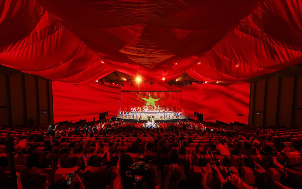 Vingroup tặng 50% giá vé show “Đất nước Thiên hùng ca”