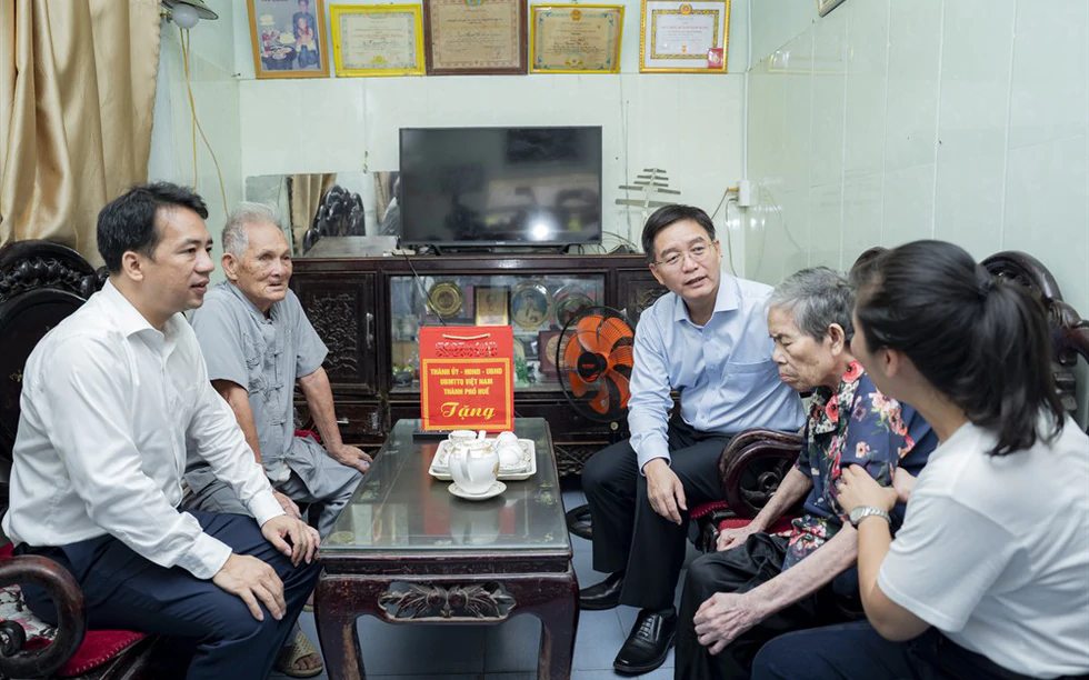 TP. Huế: Thăm, tặng quà người có công nhân kỷ niệm 79 năm Ngày Thương binh - Liệt sĩ